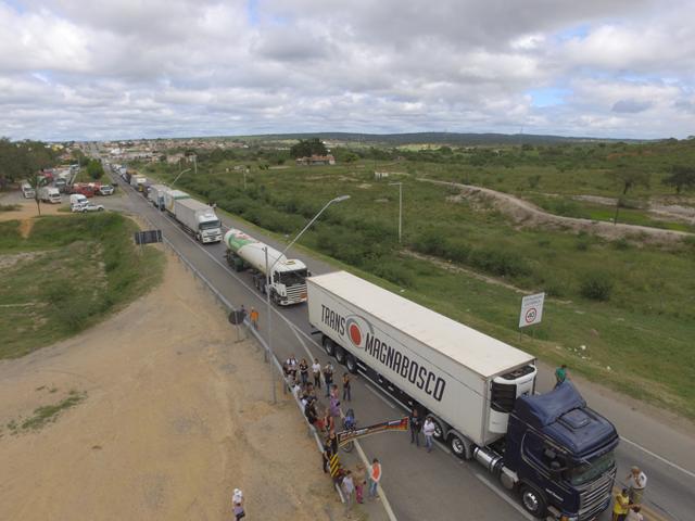 Poções adere a greve geral nacional e trabalhadores fecham a BR116